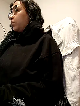 Snapshot of IsisBathory chatting on 03/21/25, 12:50 IsisBathory online show from 03/21/25, 12:50