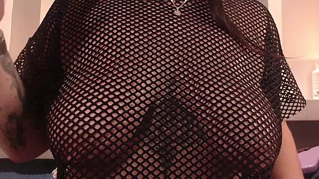 Snapshot of milu_w4llace chatting on 10/28/25, 04:49 milu w4llace online show from 10/28/25, 04:49