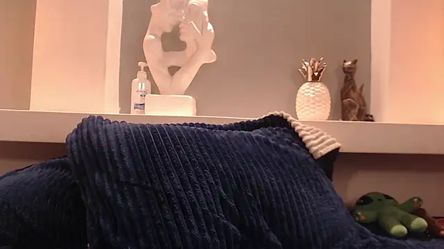 Snapshot of milu_w4llace chatting on 11/15/25, 08:05 milu w4llace online show from 11/15/25, 08:05