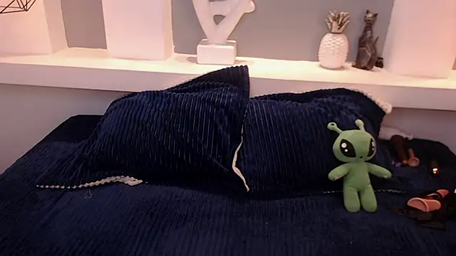 Snapshot of milu_w4llace chatting on 11/26/25, 12:11 milu w4llace online show from 11/26/25, 12:11