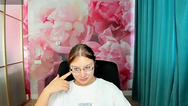 AngelinaLow online show from 09/29/25, 11:26