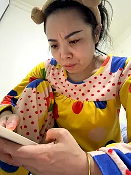 Snapshot of aa520uv chatting on 11/06/25, 10:54 aa520uv online show from 11/06/25, 10:54