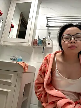 Snapshot of aa520uv chatting on 11/11/25, 01:05 aa520uv online show from 11/11/25, 01:05