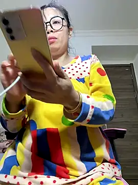 Snapshot of aa520uv chatting on 11/18/25, 02:43 aa520uv online show from 11/18/25, 02:43