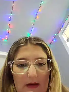 Snapshot of eyesthatsparkle22 chatting on 09/18/25, 07:49 eyesthatsparkle22 online show from 09/18/25, 07:49