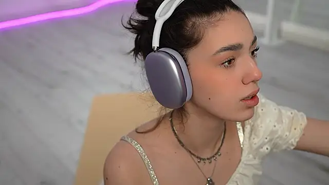 Snapshot of mystica_ chatting on 03/15/25, 10:35 mystica online show from 03/15/25, 10:35