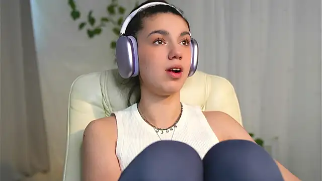 Snapshot of mystica_ chatting on 03/17/25, 10:06 mystica online show from 03/17/25, 10:06