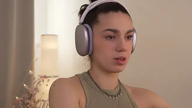 Snapshot of mystica_ chatting on 03/19/25, 07:07 mystica online show from 03/19/25, 07:07