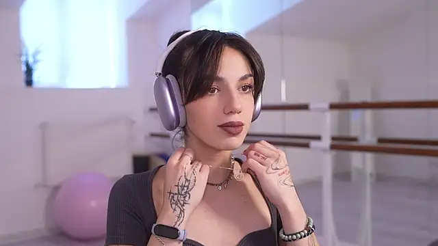 Snapshot of mystica_ chatting on 09/14/25, 10:58 mystica online show from 09/14/25, 10:58