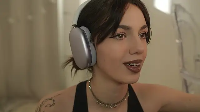 Snapshot of mystica_ chatting on 09/25/25, 08:18 mystica online show from 09/25/25, 08:18