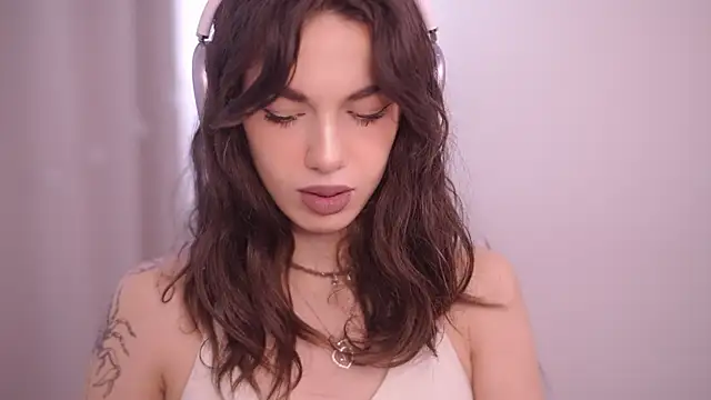 Snapshot of mystica_ chatting on 10/09/25, 10:02 mystica online show from 10/09/25, 10:02