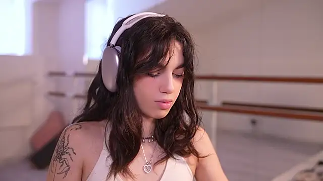 Snapshot of mystica_ chatting on 10/10/25, 08:57 mystica online show from 10/10/25, 08:57