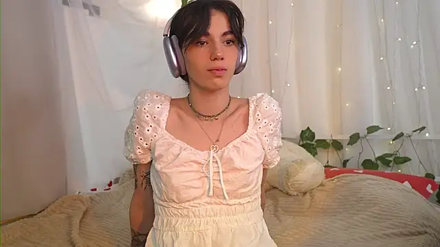 Snapshot of mystica_ chatting on 10/13/25, 08:03 mystica online show from 10/13/25, 08:03