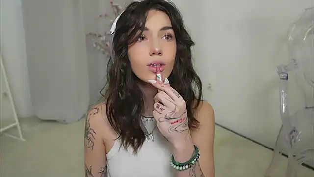 Snapshot of mystica_ chatting on 10/17/25, 09:01 mystica online show from 10/17/25, 09:01