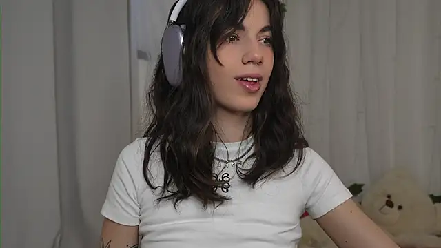 Snapshot of mystica_ chatting on 10/18/25, 11:33 mystica online show from 10/18/25, 11:33