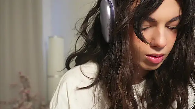 Snapshot of mystica_ chatting on 10/21/25, 09:43 mystica online show from 10/21/25, 09:43