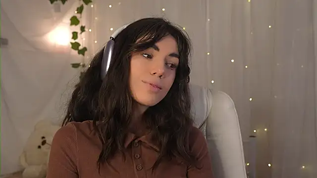 Snapshot of mystica_ chatting on 10/28/25, 10:08 mystica online show from 10/28/25, 10:08