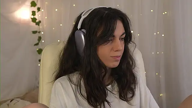 Snapshot of mystica_ chatting on 10/29/25, 08:27 mystica online show from 10/29/25, 08:27