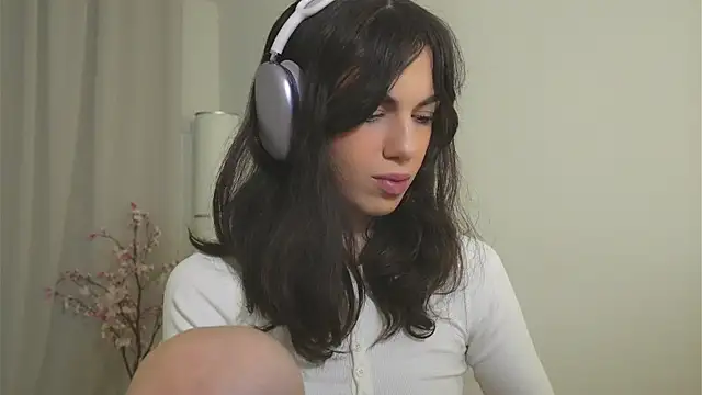 Snapshot of mystica_ chatting on 11/07/25, 11:32 mystica online show from 11/07/25, 11:32