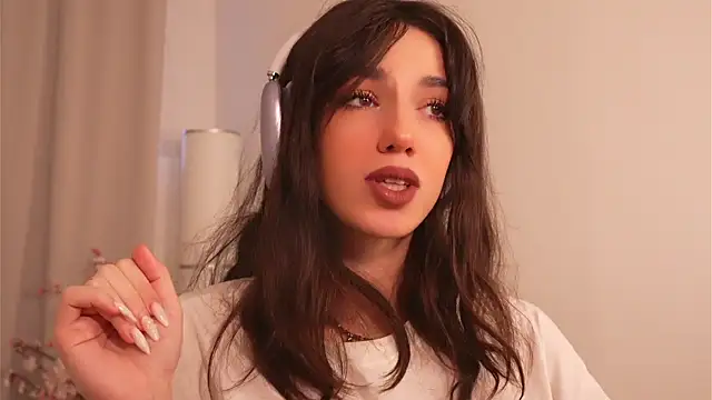 Snapshot of mystica_ chatting on 11/19/25, 08:47 mystica online show from 11/19/25, 08:47