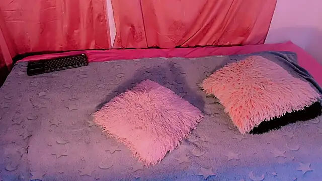 Snapshot of Mariana-ofc chatting on 11/12/25, 11:10 Mariana-ofc online show from 11/12/25, 11:10