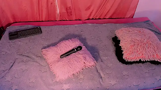 Snapshot of Mariana-ofc chatting on 11/15/25, 11:07 Mariana-ofc online show from 11/15/25, 11:07