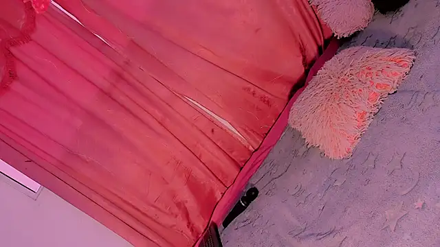 Snapshot of Mariana-ofc chatting on 11/21/25, 12:15 Mariana-ofc online show from 11/21/25, 12:15