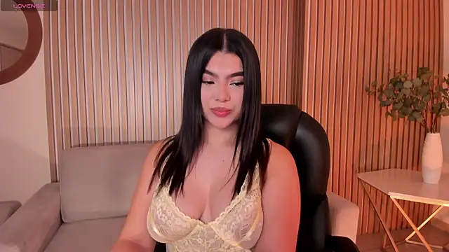 Snapshot of CandaseRussell chatting on 11/17/25, 01:22 CandaseRussell online show from 11/17/25, 01:22