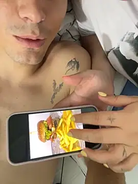 pareja curiosa19 online show from 10/10/25, 02:21