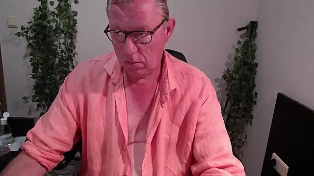 Snapshot of JamesBauer chatting on 09/24/25, 03:32 JamesBauer online show from 09/24/25, 03:32