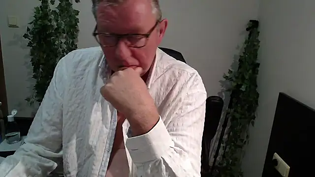 Snapshot of JamesBauer chatting on 09/27/25, 03:44 JamesBauer online show from 09/27/25, 03:44