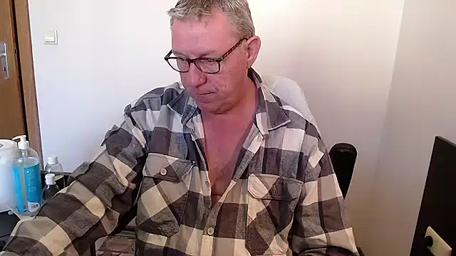 Snapshot of JamesBauer chatting on 10/19/25, 08:37 JamesBauer online show from 10/19/25, 08:37