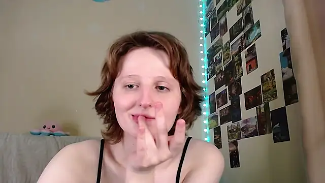 Snapshot of c0ralynx chatting on 03/19/25, 04:25 c0ralynx online show from 03/19/25, 04:25