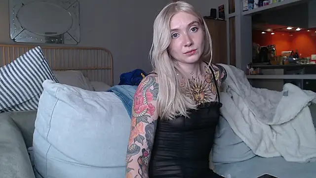 Snapshot of tattoobbgirl chatting on 03/19/25, 05:28 tattoobbgirl online show from 03/19/25, 05:28