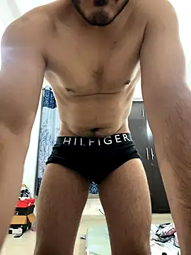 Snapshot of Guccilonda17 chatting on 11/29/25, 06:44 Guccilonda17 online show from 11/29/25, 06:44