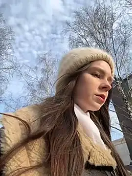 Snapshot of MilaBee chatting on 03/19/25, 10:22 MilaBee online show from 03/19/25, 10:22