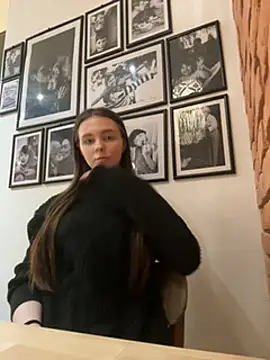 Snapshot of MilaBee chatting on 03/21/25, 09:23 MilaBee online show from 03/21/25, 09:23