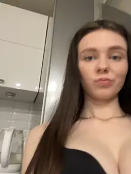 Snapshot of MilaBee chatting on 03/21/25, 12:28 MilaBee online show from 03/21/25, 12:28