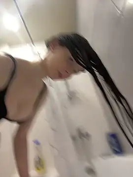 Snapshot of MilaBee chatting on 03/21/25, 03:57 MilaBee online show from 03/21/25, 03:57