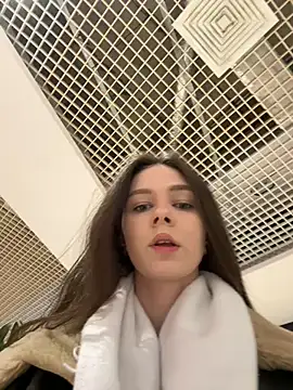 Snapshot of MilaBee chatting on 03/22/25, 08:51 MilaBee online show from 03/22/25, 08:51