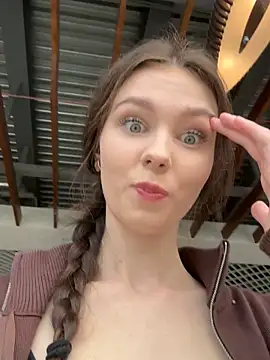 Snapshot of MilaBee chatting on 09/11/25, 08:25 MilaBee online show from 09/11/25, 08:25