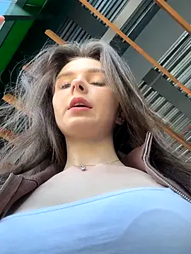 Snapshot of MilaBee chatting on 09/18/25, 08:27 MilaBee online show from 09/18/25, 08:27