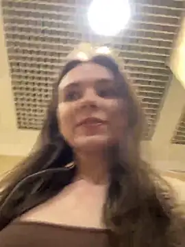 Snapshot of MilaBee chatting on 10/08/25, 09:40 MilaBee online show from 10/08/25, 09:40