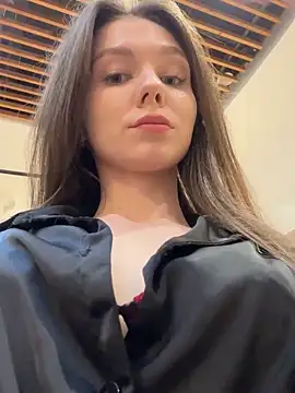 Snapshot of MilaBee chatting on 10/20/25, 08:59 MilaBee online show from 10/20/25, 08:59