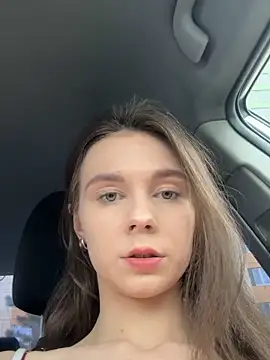 Snapshot of MilaBee chatting on 10/21/25, 09:32 MilaBee online show from 10/21/25, 09:32