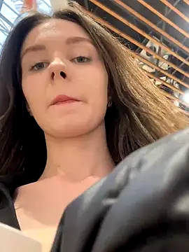 Snapshot of MilaBee chatting on 10/23/25, 09:19 MilaBee online show from 10/23/25, 09:19