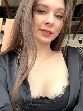 Snapshot of MilaBee chatting on 10/31/25, 08:59 MilaBee online show from 10/31/25, 08:59