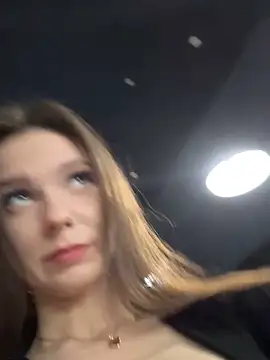 Snapshot of MilaBee chatting on 11/03/25, 07:42 MilaBee online show from 11/03/25, 07:42