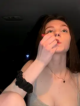 Snapshot of MilaBee chatting on 11/17/25, 11:05 MilaBee online show from 11/17/25, 11:05