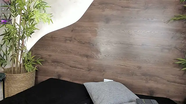 mia lacy  online show from 11/16/25, 07:41